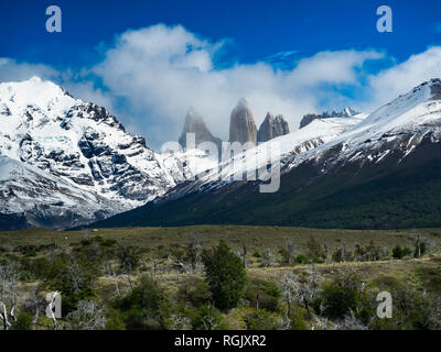 Chile, Patagonien, Magallanes y la Antarktis Chilena Region, Torres del Paine Nationalpark, Cerro Paine Grande und Cuernos Del Paine in der Nähe der Laguna Amarg Stockfoto