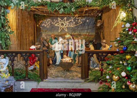 Schöne Weihnachtsdekorationen auf dem Display ist St Marys & Johns Kirche in Wolverhampton, West Midlands, England, Großbritannien Stockfoto