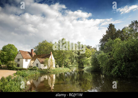 Zeitgenössische Ansicht von Flatford Mill, die Szene von John Constable in seinem Gemälde "Der Heu Wain" in Dedham Vale Stadtteil East England lackiert Stockfoto