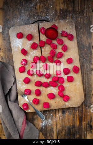 Rote-bete-Gnocchi auf Schneidebrett Stockfoto