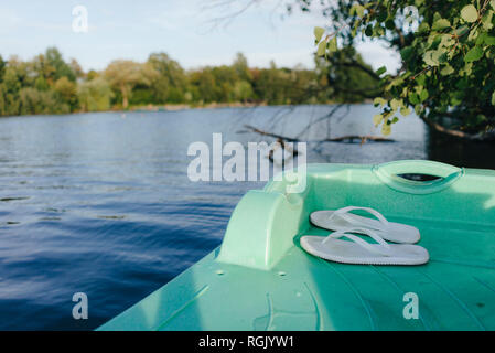 Flip Flops auf Tretboot in einem See Stockfoto