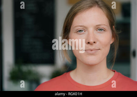 Portrait von selbstbewussten jungen Frau, die in einem Cafe Stockfoto