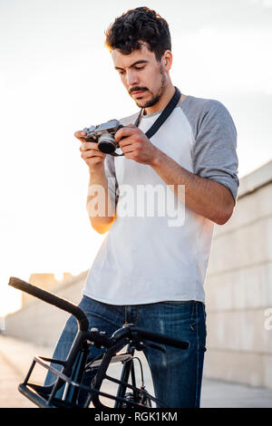 Junger Mann mit Pendler fixie Bike an Kamera suchen Stockfoto