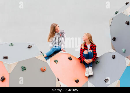 Zwei lächelnde Mädchen in der Kletterhalle Stockfoto