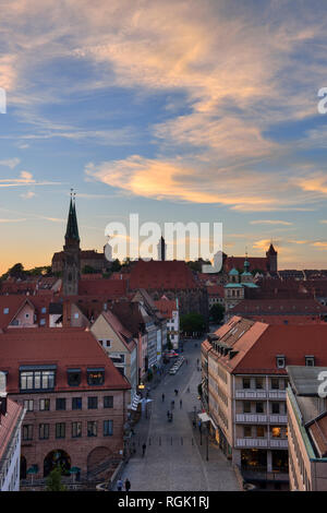 Skyline von Nürnberg bei Sonnenuntergang, Bayern, Mittelfranken, Deutschland Stockfoto