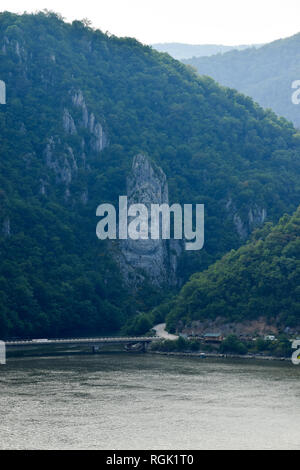 Rock Skulptur von König Decebalus. Eisernes Tor auf dunabe River. Djerdap Nationalpark. Serbien - Rumänien Grenze. Stockfoto