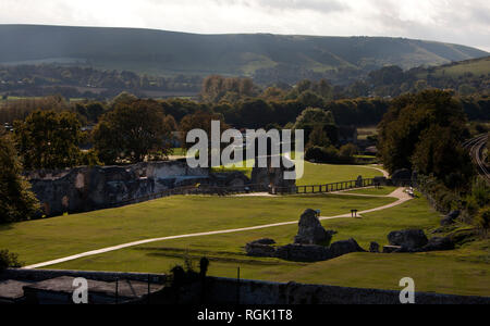 Blick Richtung Süden über die Ruinen der mittelalterlichen Cluniazensischen Priorei, Lewes, East Sussex, England. Die denkmalgeschützten Gebäude. Stockfoto