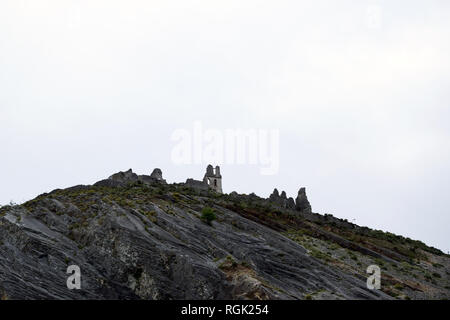 Ruine der alten Gebäude auf einem Hügel. Albanien. Stockfoto