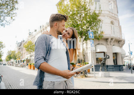 Niederlande, Maastricht, glückliches junges Paar die Stadt zu erkunden Stockfoto