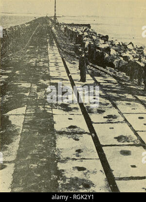 . Das Bulletin der Strand Erosion. Küsteningenieurwesen; Ufer Schutz; Strand erosion. Abbildung 22. North Pier, Hook von Holland. Die Umstellung der Eisenbahn, in der Schiene für Lkw, bestehend aus Beton und Stein • mit Asphalt Fugen in 1948 durchgeführt. Die gutler, das Licht zu tragen - Haus Kabel ist in der Mitte. Im Vordergrund steht die "breiten Abschnitt in der Nähe des Fußes auf den Leuchtturm. 58. Bitte beachten Sie, dass diese Bilder aus gescannten Seite Bilder, die digital für die Lesbarkeit verbessert haben mögen - Färbung und Aussehen dieser Abbildungen ma extrahiert werden Stockfoto