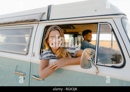 Portrait von Frau lehnte sich aus dem Fenster eines Reisemobil mit Mann, der Stockfoto