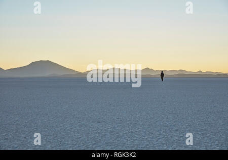 Bolivien, Salar de Uyuni, Frau Wandern auf Salz See bei Sonnenuntergang Stockfoto