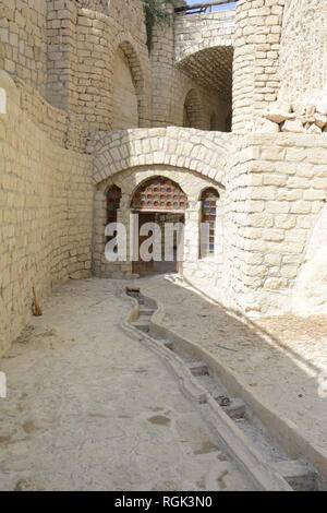 Kariz unterirdische Stadt Denkmal Eingang, Pass und alte Holztür mit bunten Gläsern, Kish Insel Stockfoto