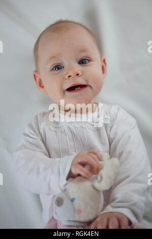 Portrait von Baby Mädchen mit stoffhäschen Stockfoto
