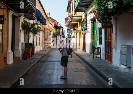 Kolumbien, Cartagena, die Altstadt, die Mutter ihr Baby Holding Stockfoto