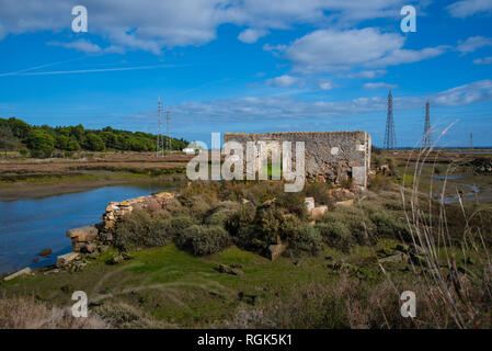 Haus Ruinen River Side in einem grünen Feld in Setubal Portugal, Sado Stockfoto