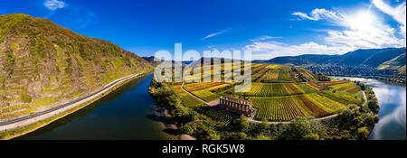 Deutschland, Rheinland-Pfalz, Cochem-Zell, Bremm, Panoramablick auf die Mosel Schleife und Mosel Stockfoto