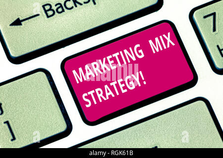 Schreiben Hinweis angezeigt Marketing-mix Strategie. Business foto Präsentation der Regierbarkeit taktischen Marketing Tool Company verwenden Sie Taste der Tastatur Absicht, Stockfoto