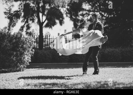 Brautpaar genießen Hochzeitstag in einem Park Stockfoto