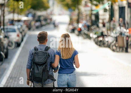 Niederlande, Maastricht, Rückansicht des jungen Paares zu Fuß die Stadt Stockfoto