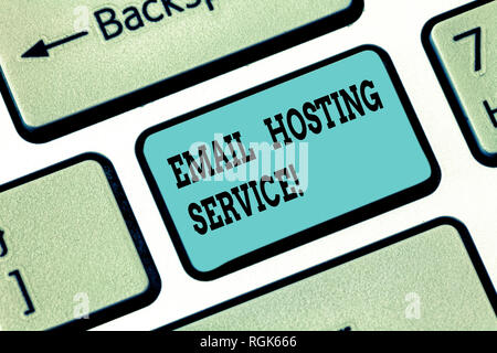 Konzeptionelle Hand schreiben angezeigt Email Hosting Service. Business Foto text Internet Hosting Service, e-mail server Tastatur Absicht betreibt Stockfoto