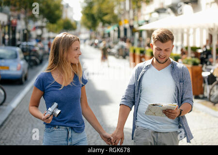 Niederlande, Maastricht, glückliches junges Paar die Stadt zu erkunden Stockfoto