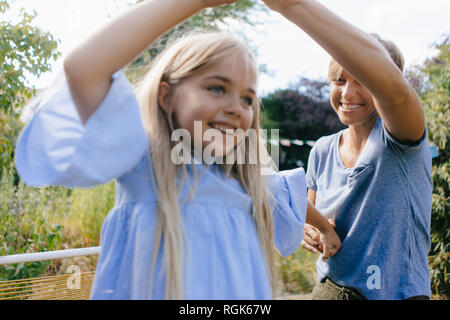 Mutter und Tochter Spaß im Garten Stockfoto