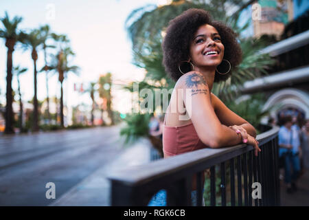 USA, Nevada, Las Vegas, Porträt der glückliche junge Frau in der Stadt Stockfoto