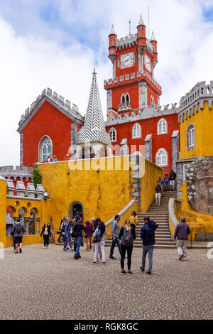 Touristen in den Arkaden Hof im Pena National Palast in Sintra, Portugal Stockfoto