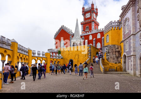 Touristen in den Arkaden Hof im Pena National Palast in Sintra, Portugal Stockfoto