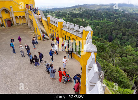 Touristen in den Arkaden Hof im Pena National Palast in Sintra, Portugal Stockfoto