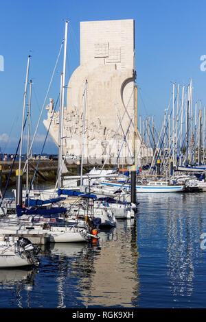 Denkmal der Entdeckungen Padrão dos Descobrimentos (Denkmal) und Marina Doca De Belém in Lissabon, Portugal Stockfoto