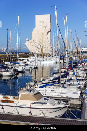 Denkmal der Entdeckungen Padrão dos Descobrimentos (Denkmal) und Marina Doca De Belém in Lissabon, Portugal Stockfoto