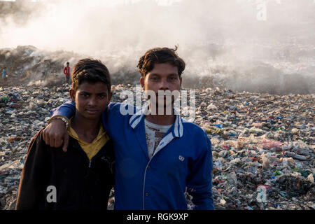 Umwelt Porträt von zwei jungen indischen Männer an einer Müllhalde in Rishikesh, Uttarakhand, Indien Stockfoto