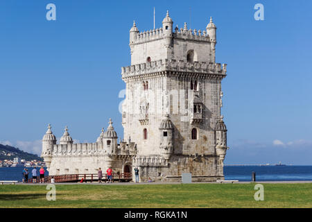 Touristen, die in Belem Turm in Lissabon, Portugal Stockfoto