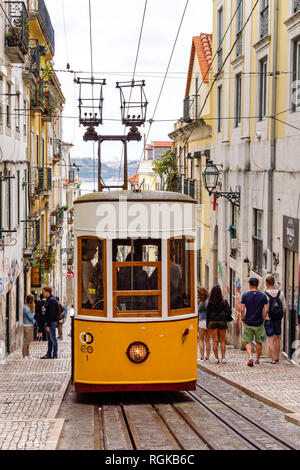 Bica Standseilbahn, Ascensor da Bica, Straßenbahn in Lissabon, Portugal Stockfoto