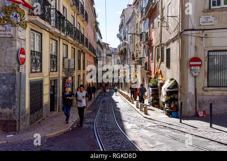 Straße im Stadtteil Alfama in Lissabon, Portugal Stockfoto