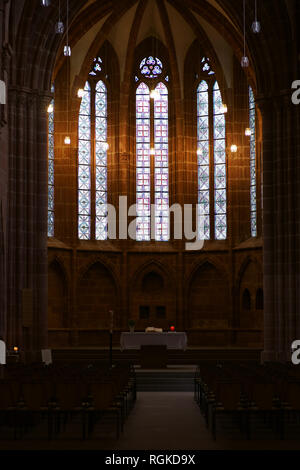 Kaiserslautern, Deutschland - 26. Januar 2019: Der Altar und die dunklen säulig Gewölbe der Stiftskirche St. Martin und St. Maria am 26. Januar Stockfoto