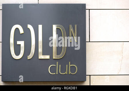 Kaiserslautern, Deutschland - Januar 26, 2019: Das Gold'n Club mit goldenen Buchstaben auf die äußere Fassade eines Hotels am Januar 26, 2019 in Kaisersl Stockfoto