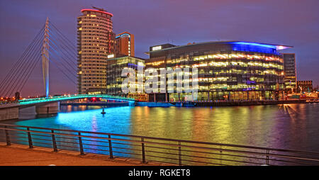 MediaCityUK, Manchester Salford Quays BBC Studios in der Dämmerung, North West England, Großbritannien, M50 2EQ Stockfoto