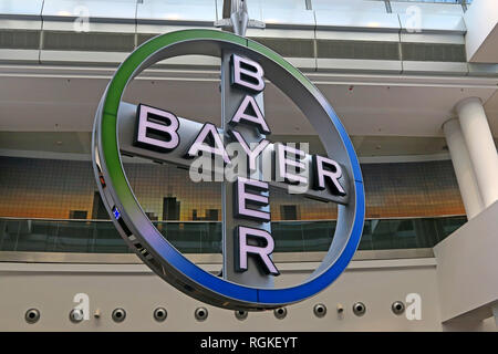 Bayer AG Cross Logo, drehend in Frankfurt Airport, Rheinland, Deutschland, Europa Stockfoto