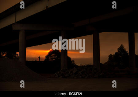 Silhouetted Mann unter Autobahn-überführung an der Baustelle. Stockfoto