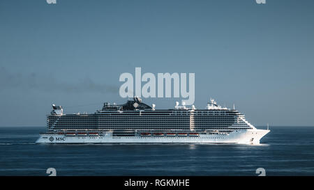 Das Kreuzfahrtschiff MSC Meer segeln auf die ruhige, blaue Meer abfliegenden Heimathafen in Florida mit Passagieren auf einer traumhaften Karibik Urlaub. Stockfoto