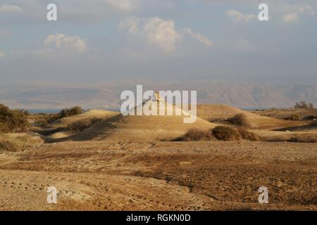 Qumran Höhlen in Qumran National Park, wo die Schriftrollen vom Toten Meer gefunden wurden Stockfoto