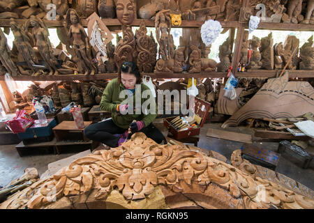 Arbeitnehmer aus Myanmar auf Holz schnitzen Arbeit für den Wald Heiligtum der Wahrheit Tempel in der Stadt in der Provinz Chonburi Pattaya in Thailand. Thailand Stockfoto