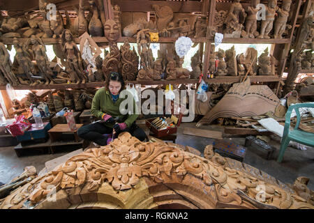 Arbeitnehmer aus Myanmar auf Holz schnitzen Arbeit für den Wald Heiligtum der Wahrheit Tempel in der Stadt in der Provinz Chonburi Pattaya in Thailand. Thailand Stockfoto