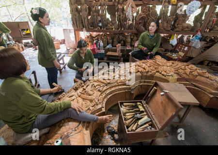 Arbeitnehmer aus Myanmar auf Holz schnitzen Arbeit für den Wald Heiligtum der Wahrheit Tempel in der Stadt in der Provinz Chonburi Pattaya in Thailand. Thailand Stockfoto