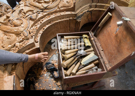 Arbeitnehmer aus Myanmar auf Holz schnitzen Arbeit für den Wald Heiligtum der Wahrheit Tempel in der Stadt in der Provinz Chonburi Pattaya in Thailand. Thailand Stockfoto