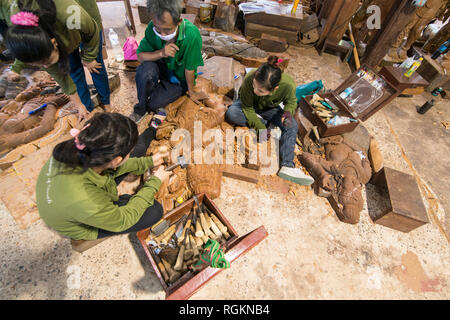 Arbeitnehmer aus Myanmar auf Holz schnitzen Arbeit für den Wald Heiligtum der Wahrheit Tempel in der Stadt in der Provinz Chonburi Pattaya in Thailand. Thailand Stockfoto