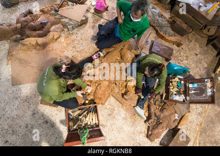 Arbeitnehmer aus Myanmar auf Holz schnitzen Arbeit für den Wald Heiligtum der Wahrheit Tempel in der Stadt in der Provinz Chonburi Pattaya in Thailand. Thailand Stockfoto